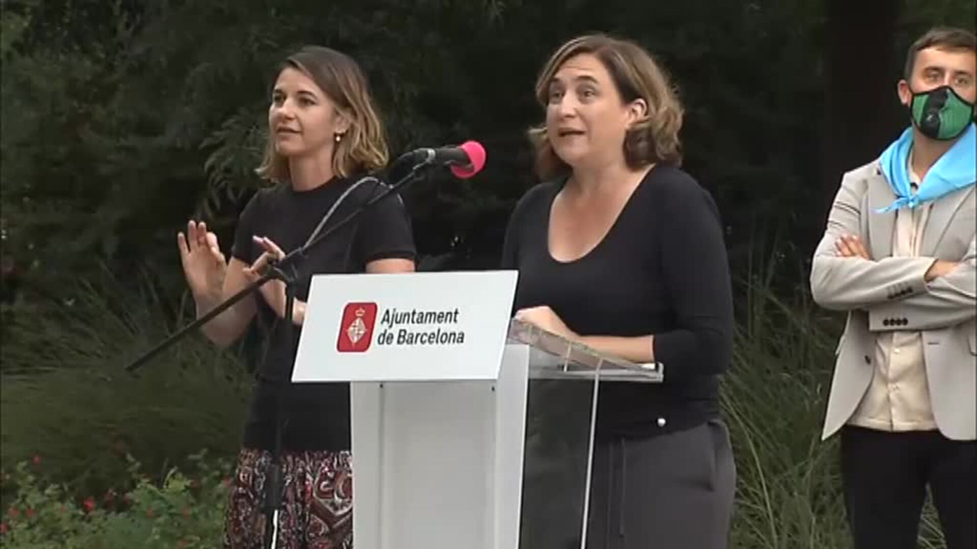 Ada Colau es recibida entre silbidos y abucheos en las fiestas de Sans