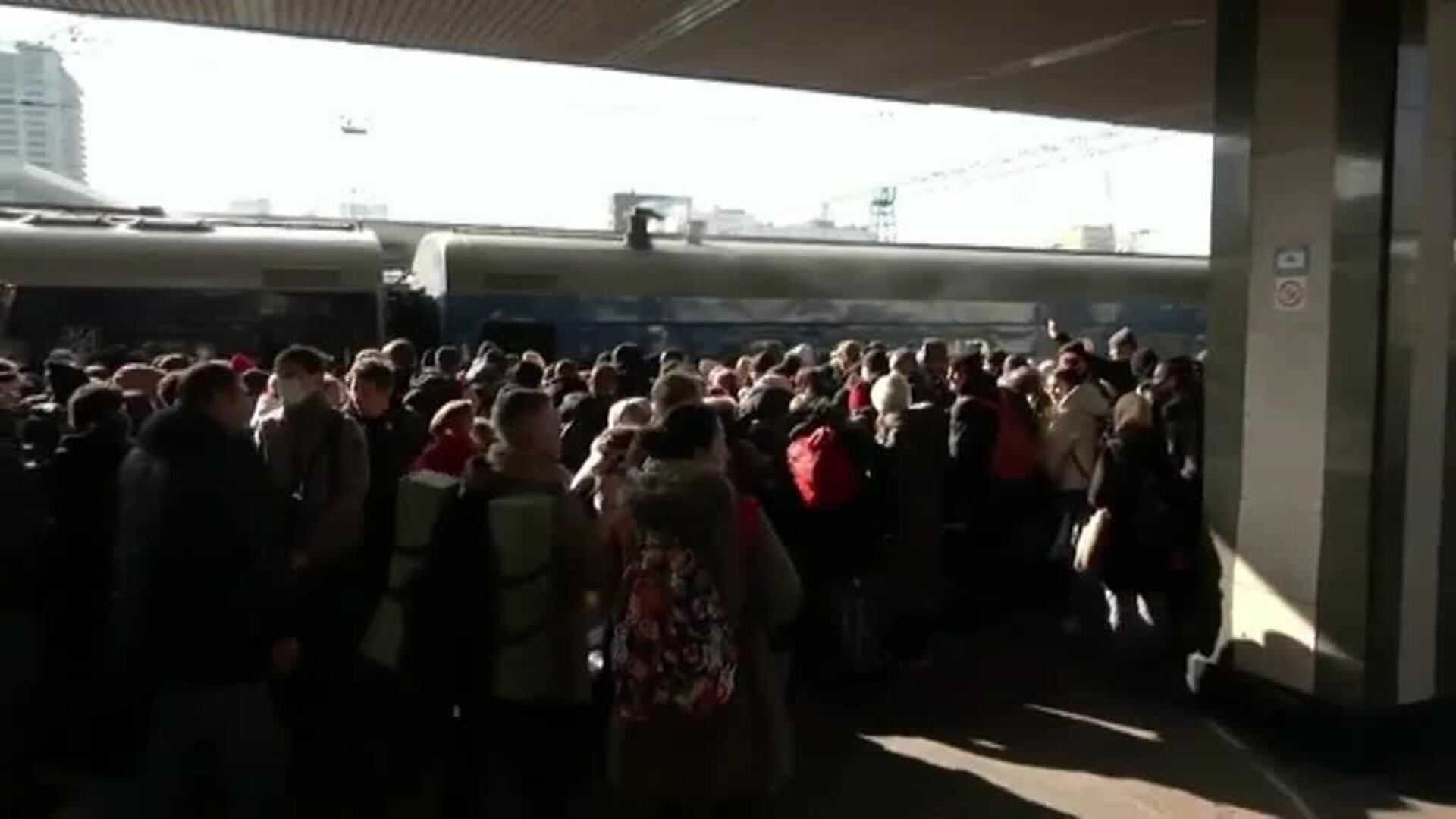 Miles de personas abarrotan las estaciones de tren en Kiev para escapar de las tropas rusas