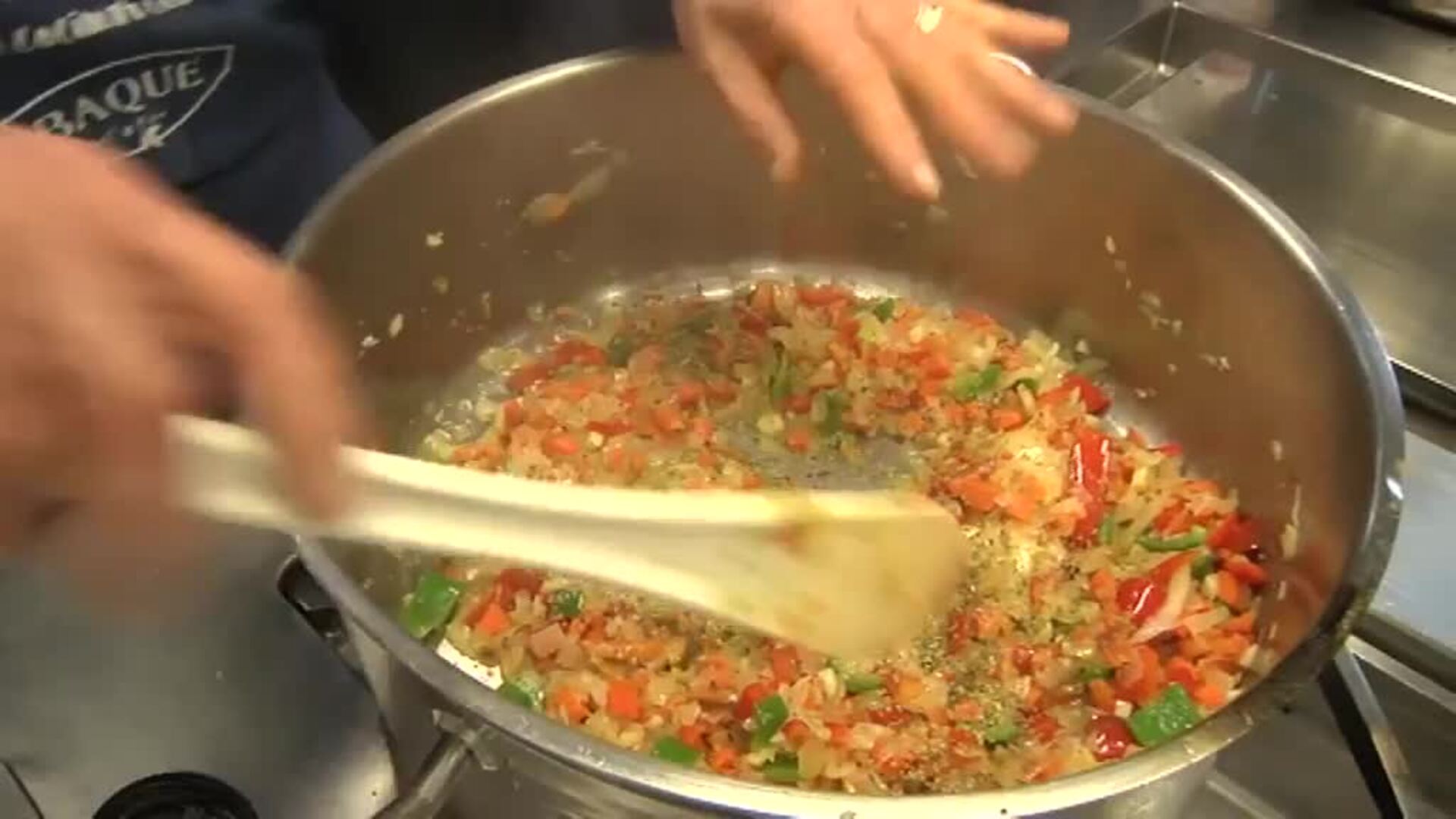 Un cocinero invidente de La Rioja imparte un curso para cocinar sin ver
