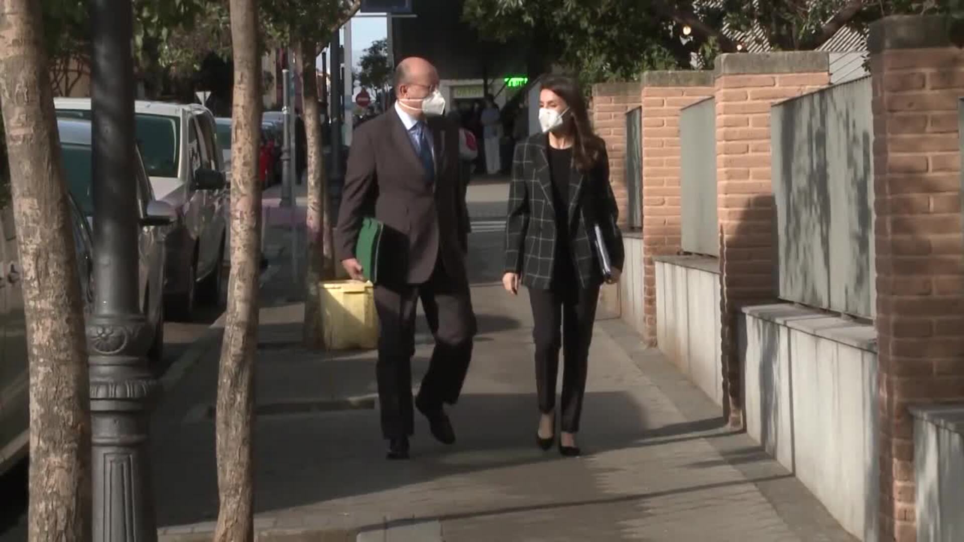 La Reina luce, fuera de Palacio, la blazer que usó en el confinamiento