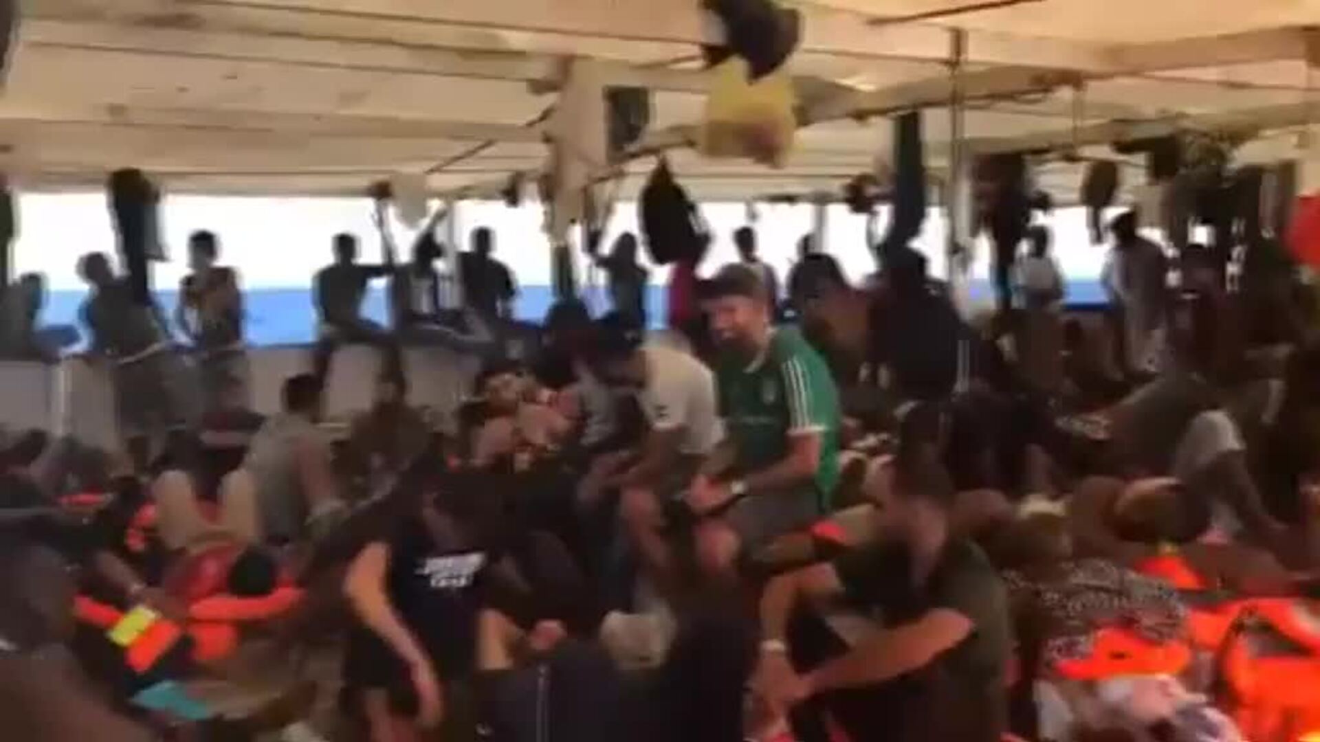 El Open Arms evacúa a dos mujeres enfermas y a sus familiares a Malta