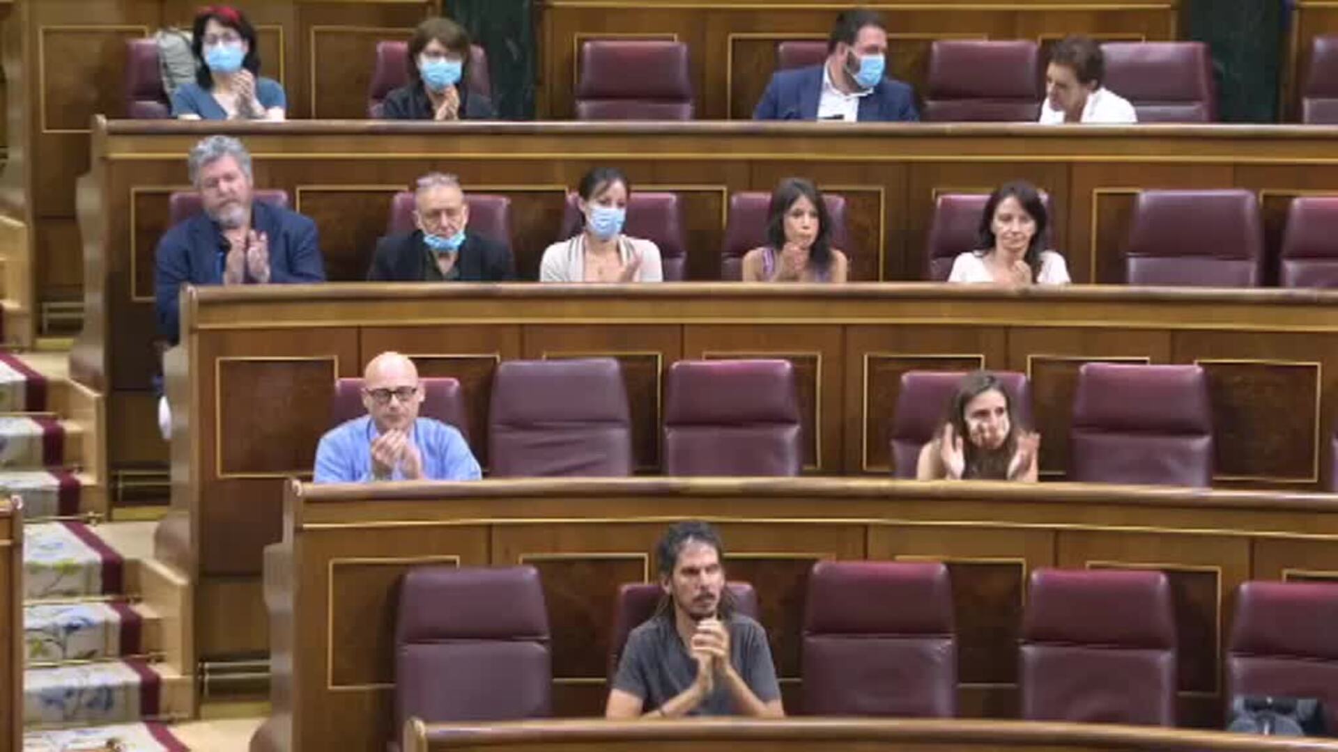 Diputados sin mascarilla y sin respetar la distancia social