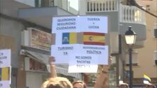 Cientos de canarios se manifiestan en Arguineguin contra la situación de los inmigrantes