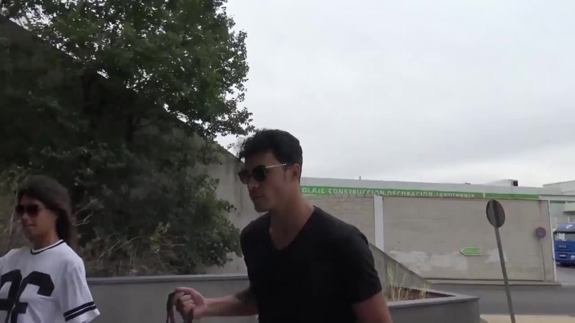 Kiko y Sofía Suescun huyen de la prensa tras su altercado con la policía