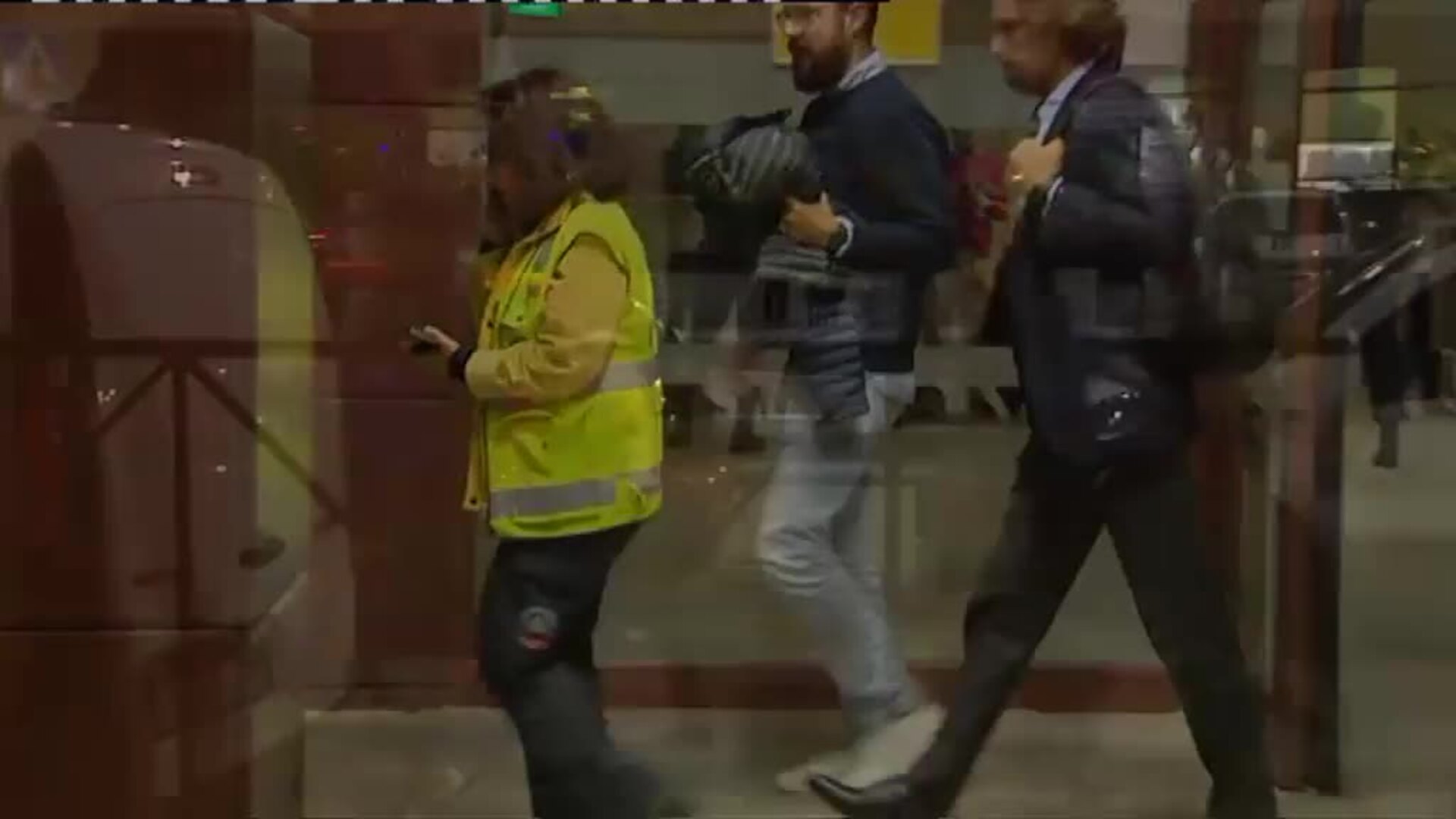 Los pasajeros del avión averiado abandonan el aeropuerto agradecidos por la exitosa operación