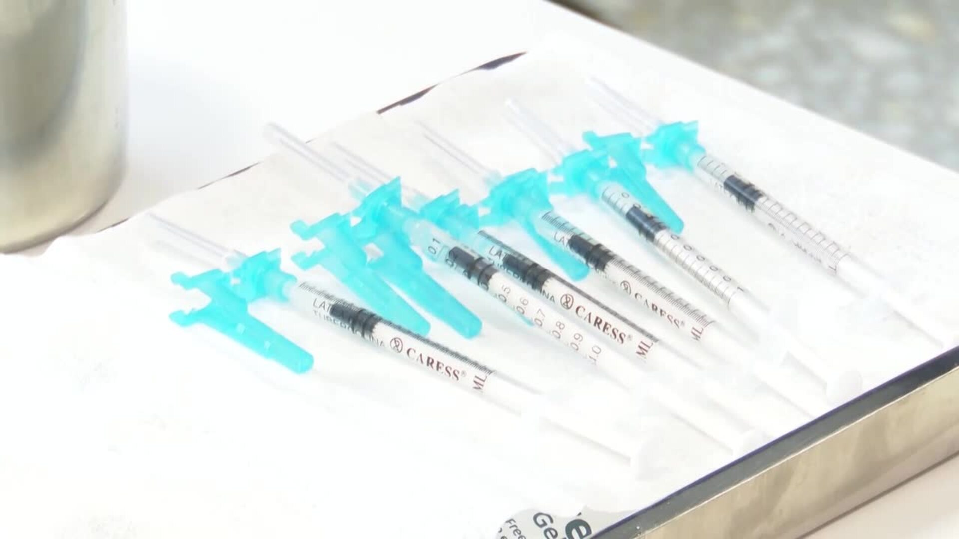 Menores de 60 años vacunados con AstraZeneca podrán recibir segunda dosis de Pfizer