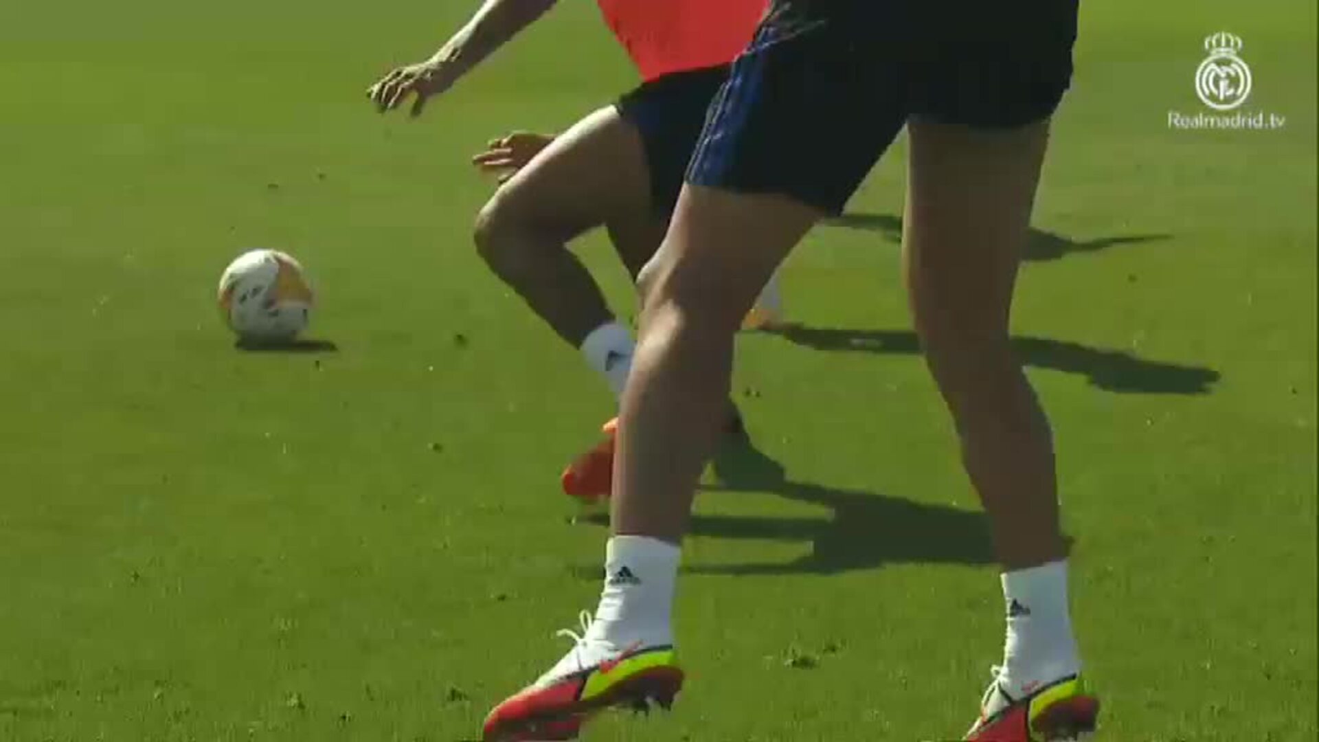 Benzema vuelve a los entrenamientos tras superar el COVID