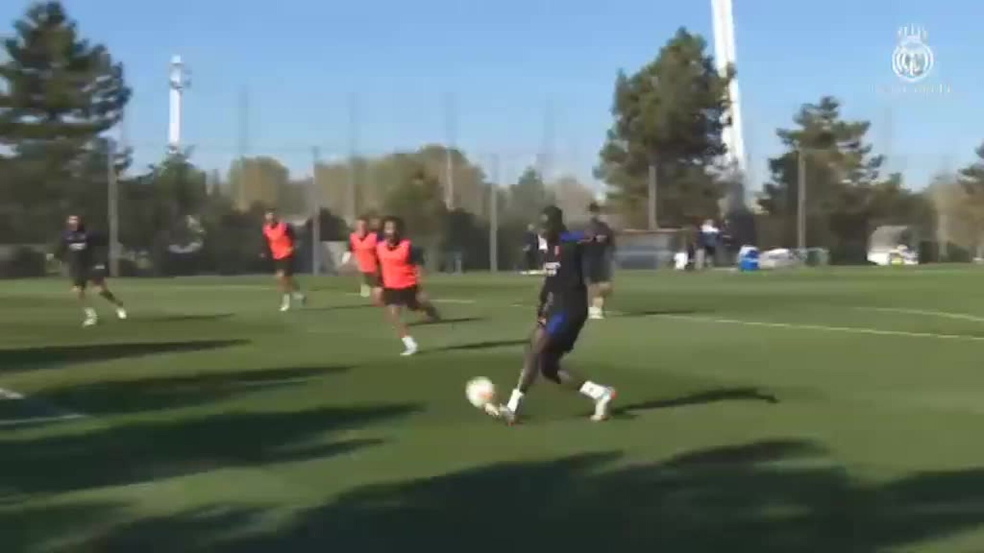 Valverde, Rodrygo y Mariano hacen parte del entrenamiento sobre el césped