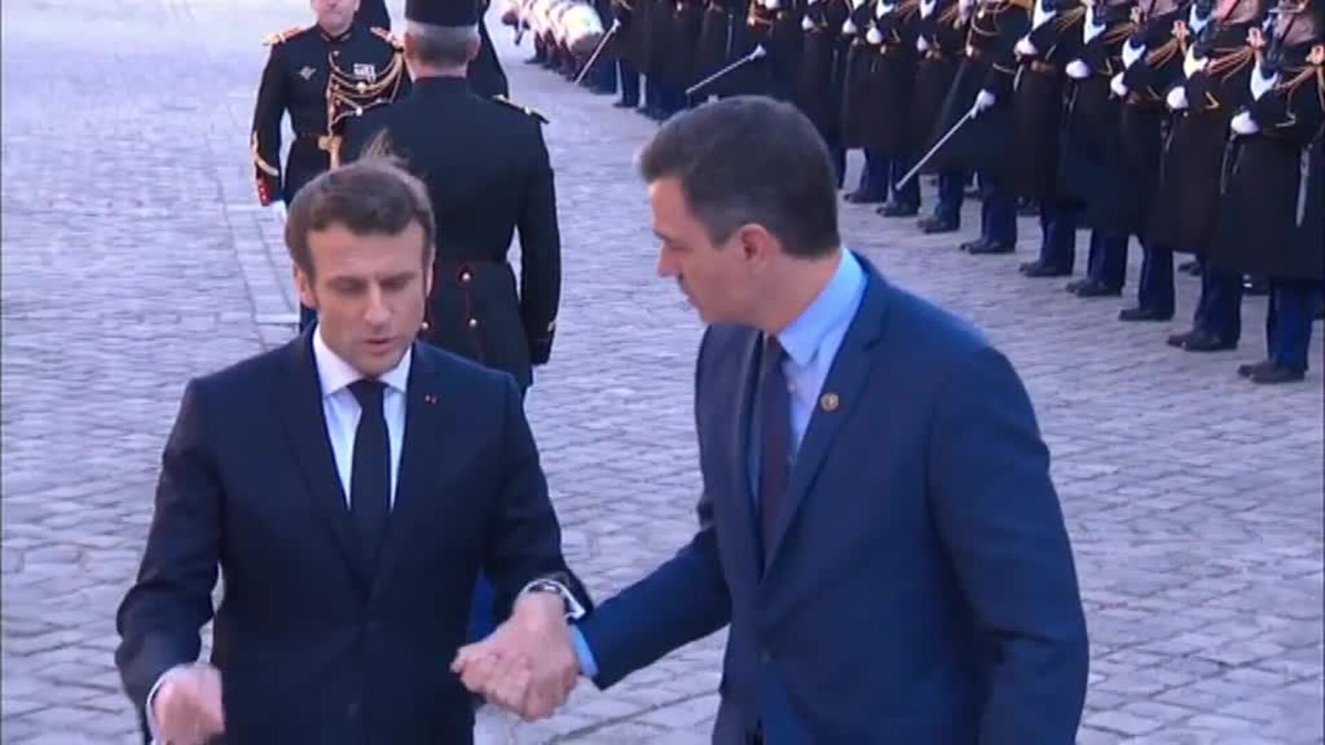 Efusivo recibimiento de Macron a Sánchez a su llegada a la cumbre de jefes de Gobierno de la UE