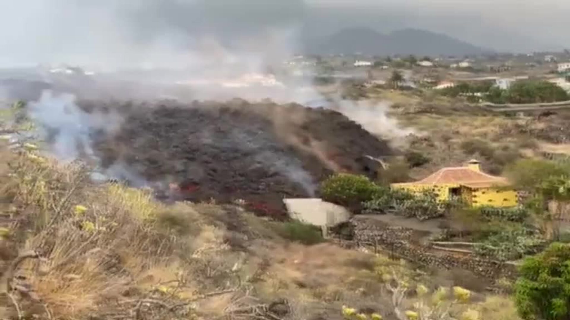 La lava se come las casas de Todoque una a una en su camino hacia el mar