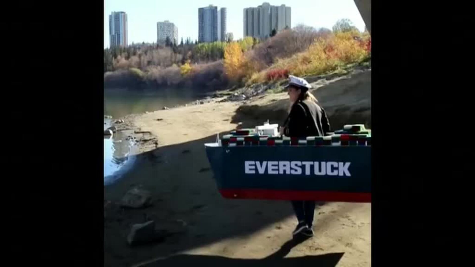 Una canadiense triunfa en Halloween disfrazada del buque &#039;Ever Given&#039; atrapado en Suez