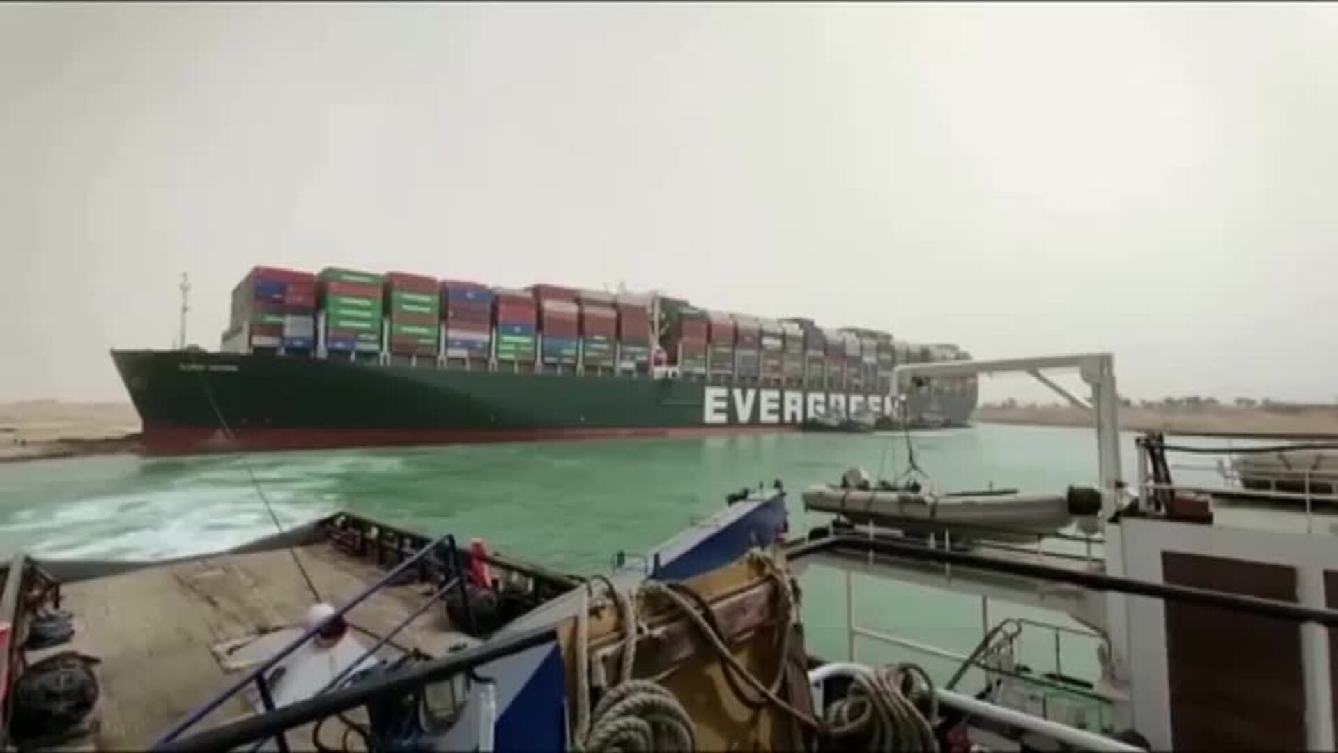 Un carguero encallado continúa bloqueando el Canal de Suez