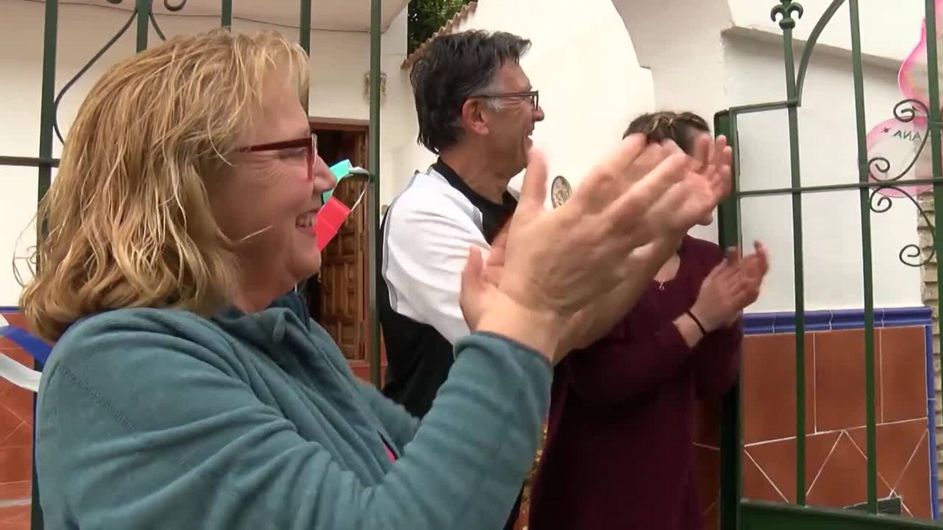 Gines (Sevilla) disfruta de un pasacalles aprovechando el paso de vehículos de desinfección