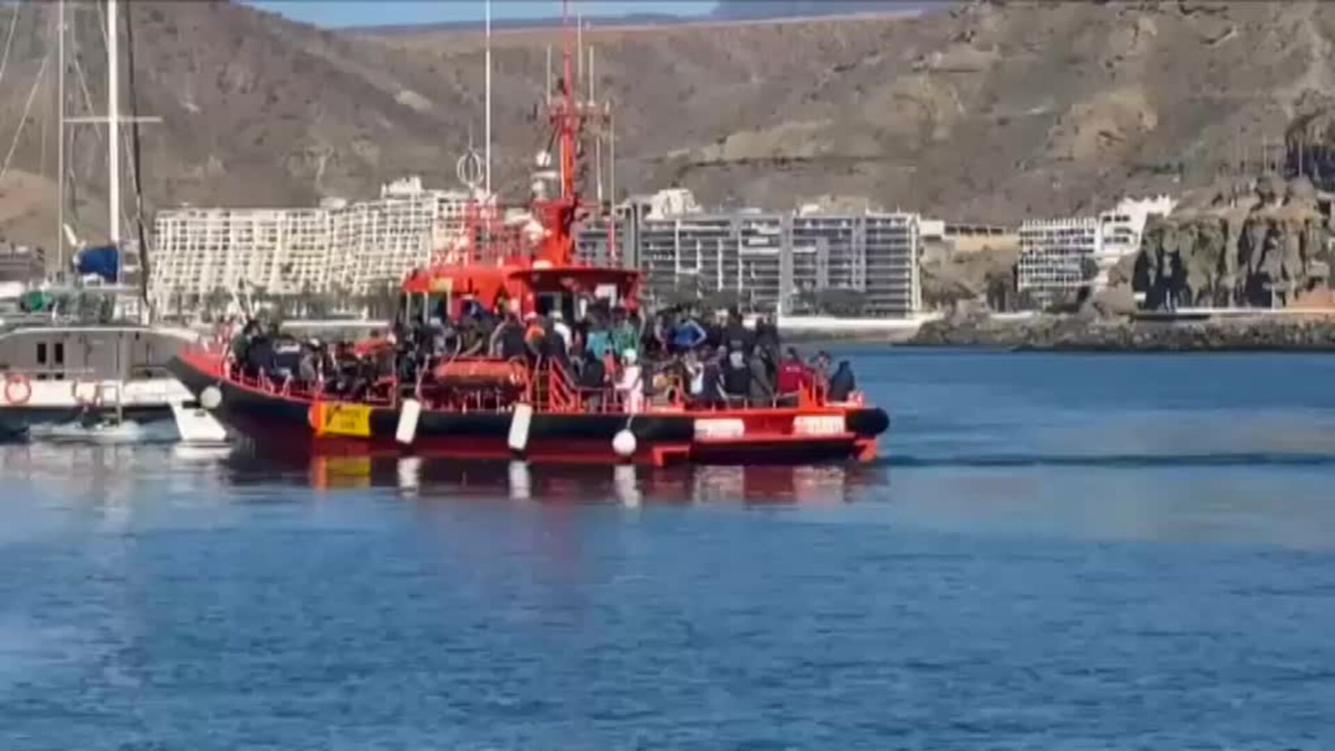Traslado de inmigrantes a un campamento militar y hoteles para aliviar su hacinamiento en el puerto de Arguineguín