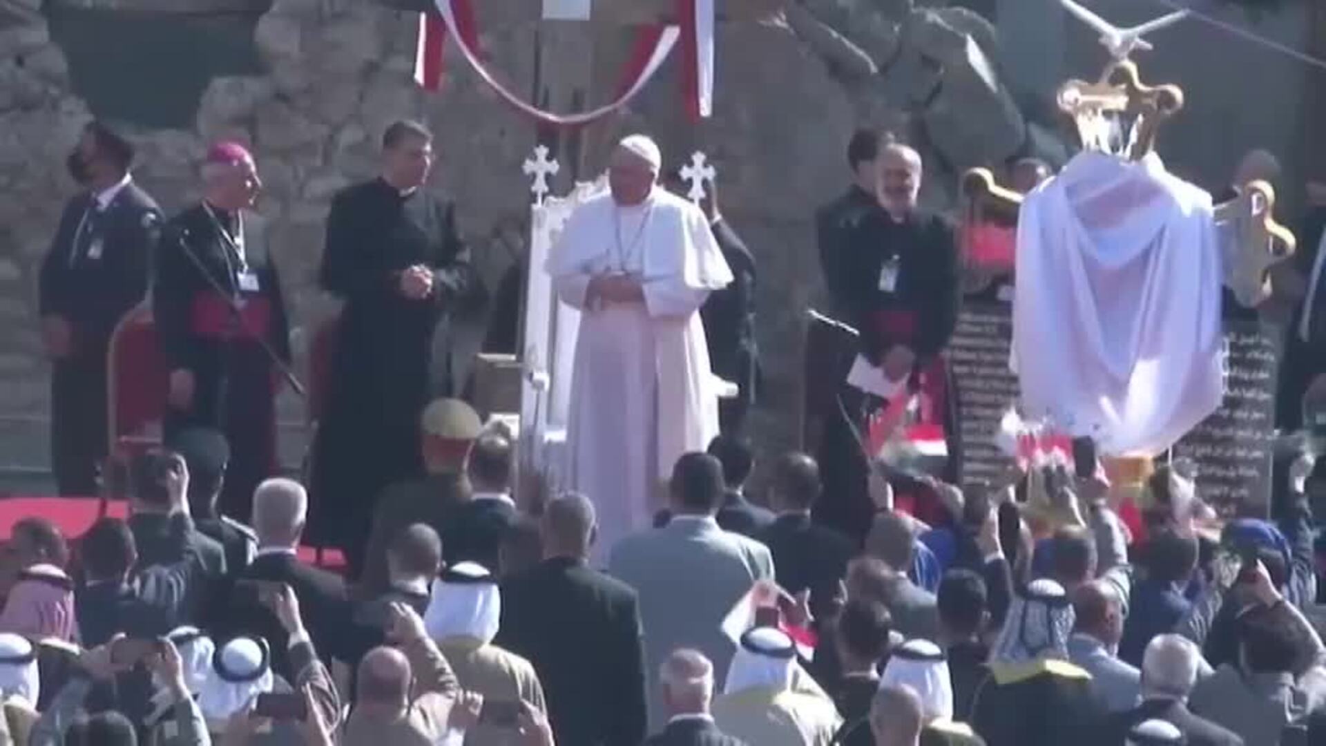 El papa reza por las víctimas de la guerra en la ciudad iraquí de Mosul