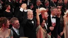 Julian Assange y Rafael Correa desfilan en la alfombra roja de Cannes