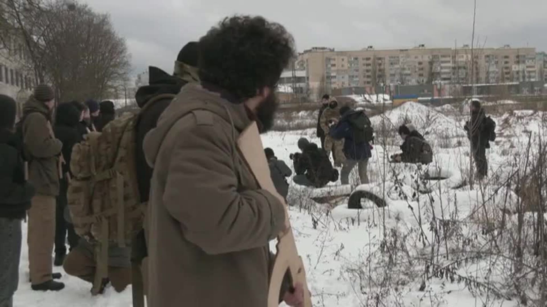 Soldados veteranos instruyen a los vecinos de Kiev para combatir contra Rusia