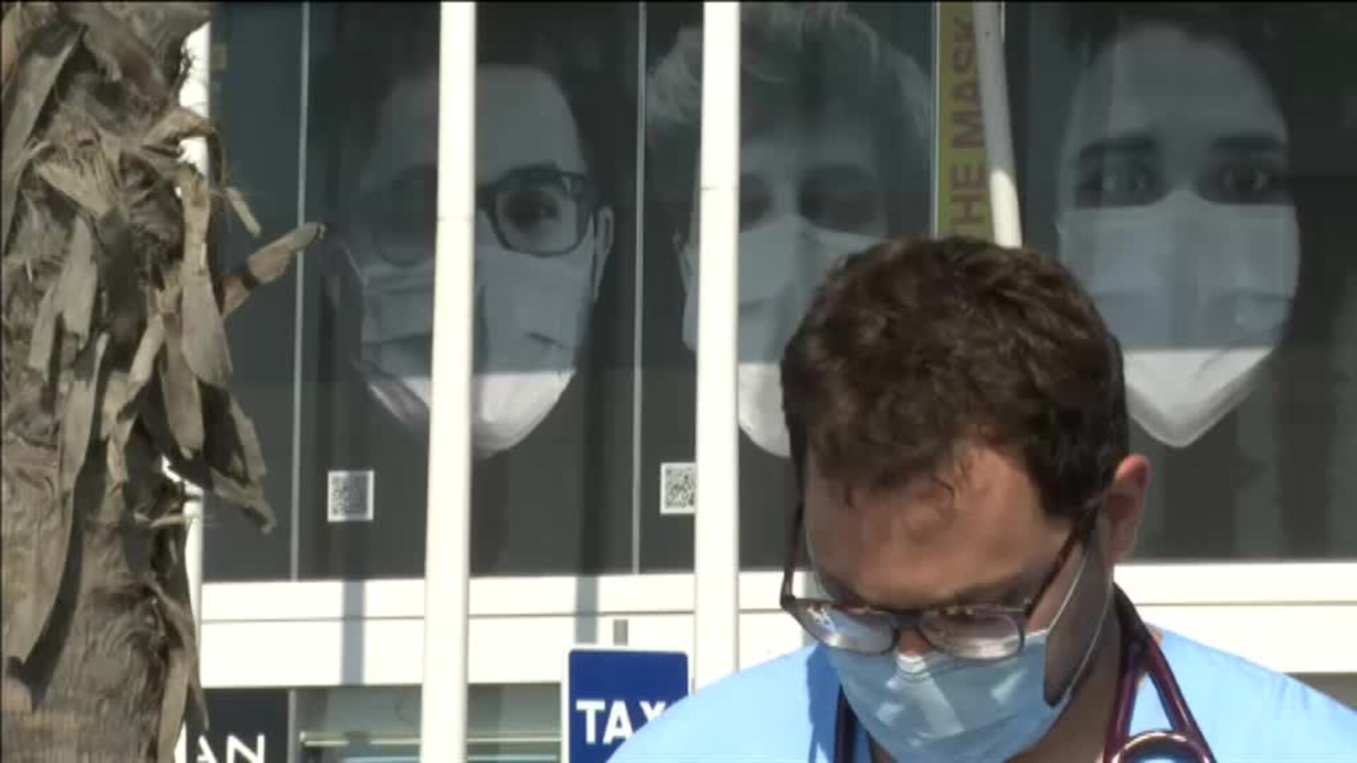 Homenaje a los sanitarios en hospitales de Barcelona