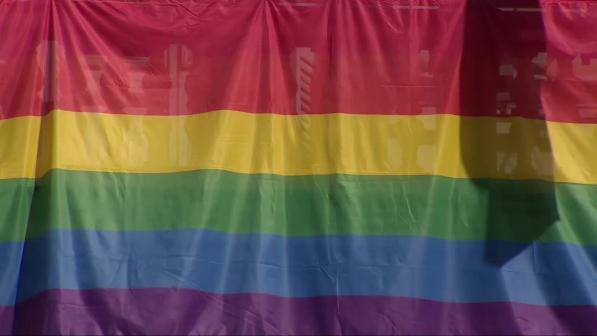 El Ayuntamiento de Barcelona y la Generalitat cuelgan la bandera LGTBI