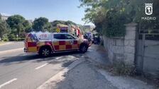 Un hombre de 81 años y una mujer de 74, graves tras colisionar su coche con una valla