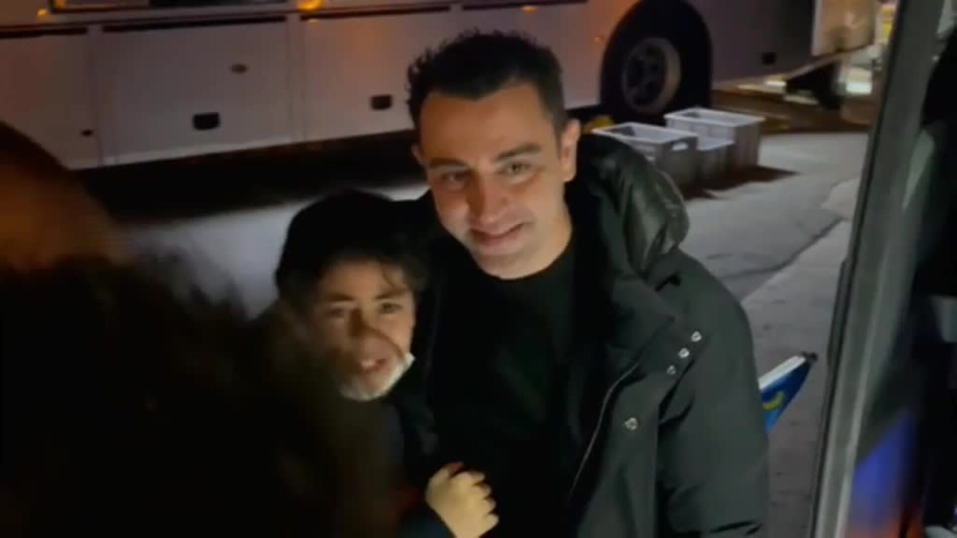 Cariñoso gesto de Xavi con un pequeño aficionado antes de regresar a Barcelona