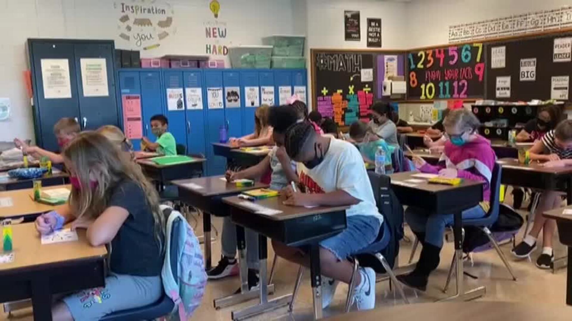 El gobernador de Florida prohíbe a las escuelas exigir el uso obligatorio de la mascarilla