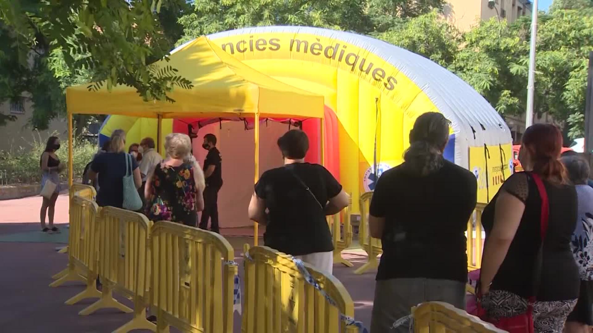 Colas para hacerse las pruebas PCR en Sabadell