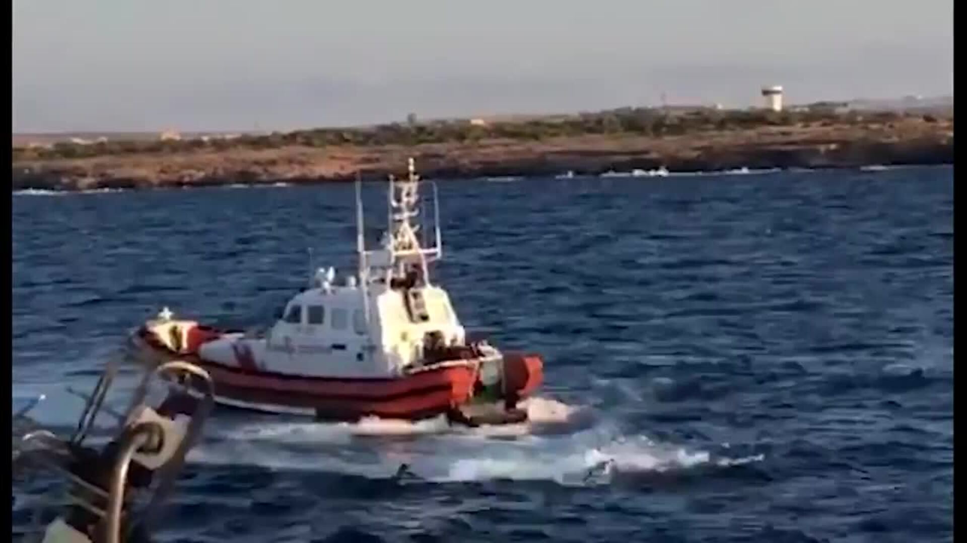 Un migrante del Open Arms se lanza al agua en el día 19 a bordo