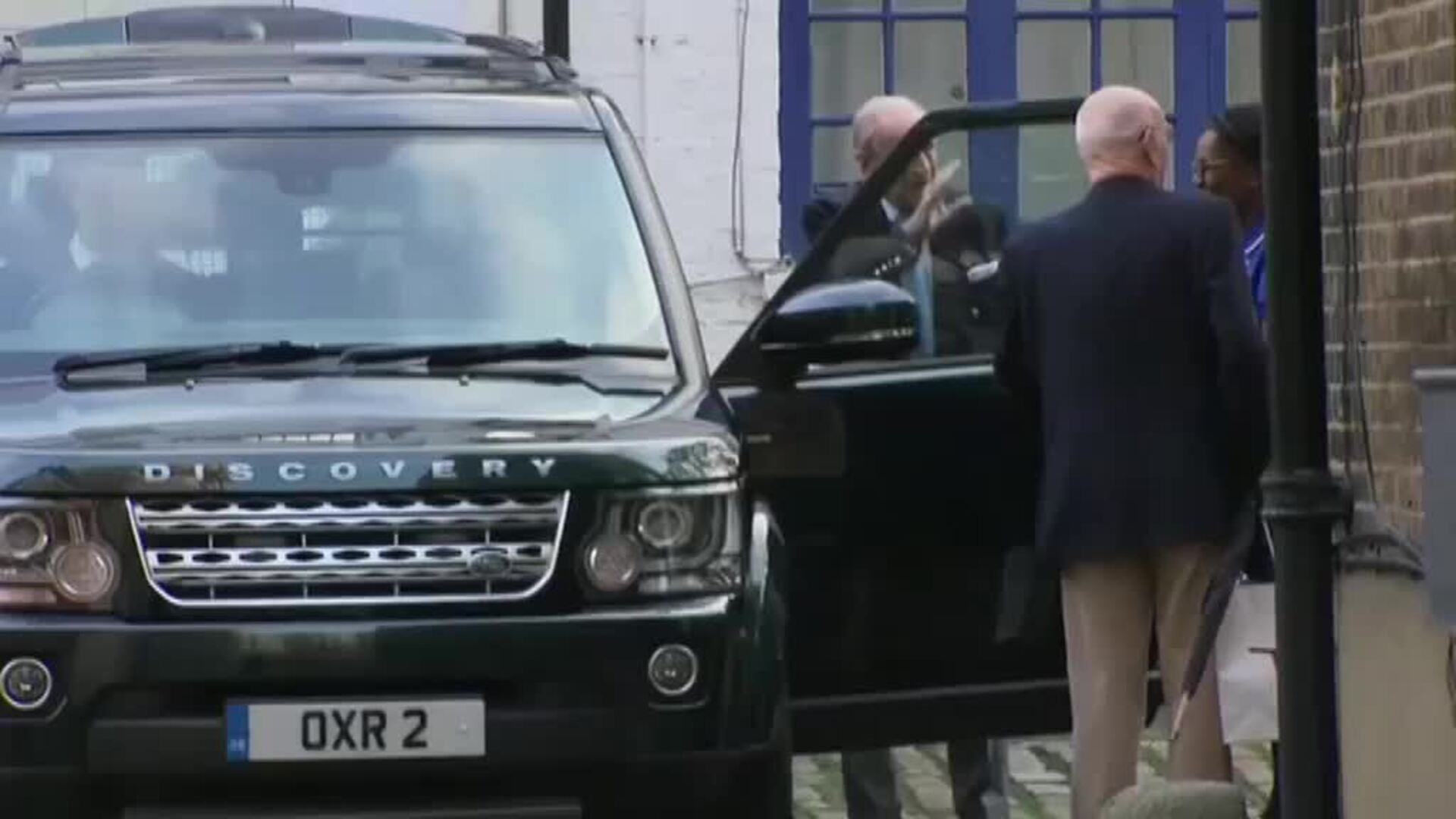 El duque de Edimburgo abandona el hospital