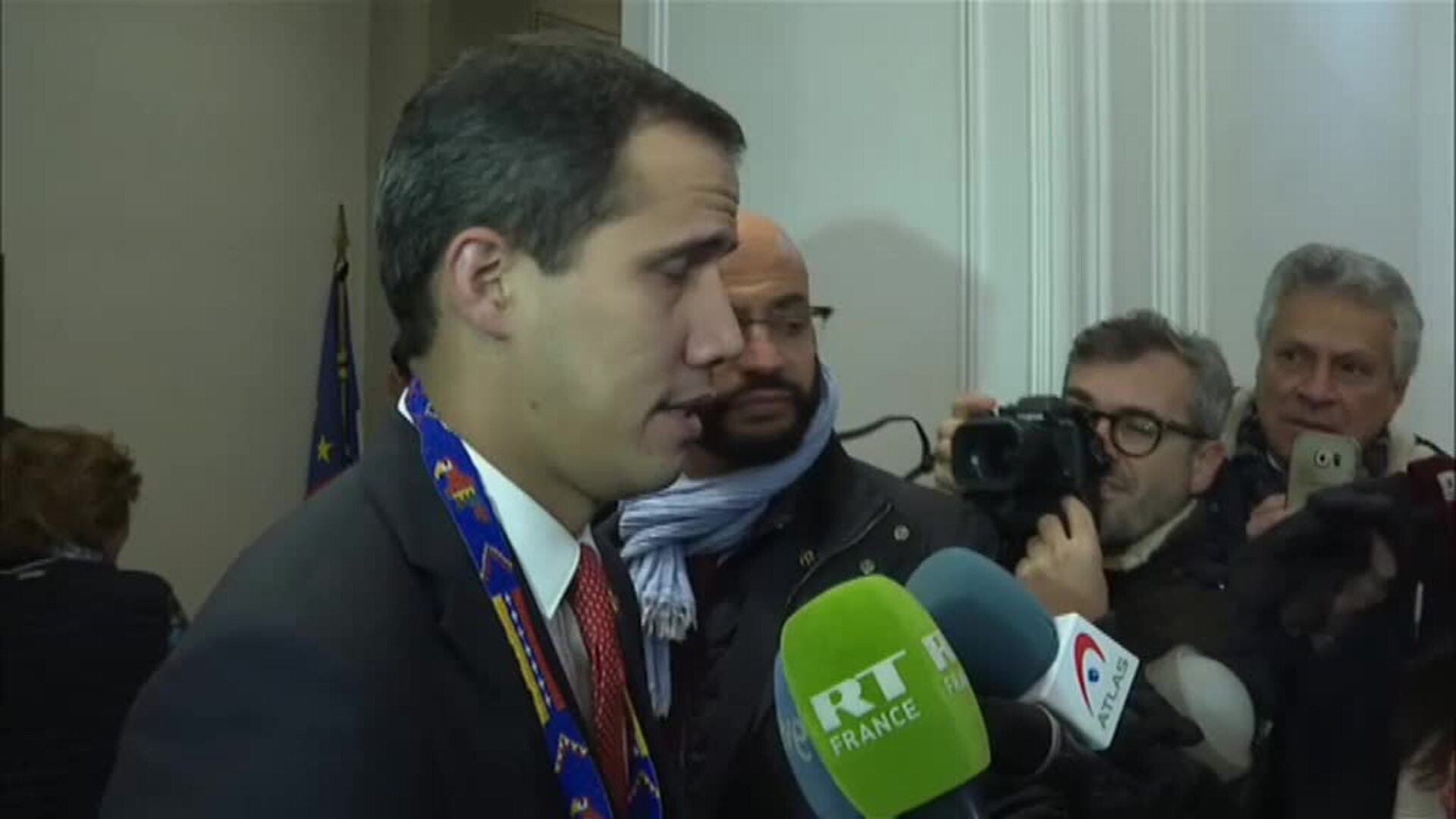 Guaidó asegura en París que España es &quot;aliada de la democracia&quot; y que se mantendrá de esa manera