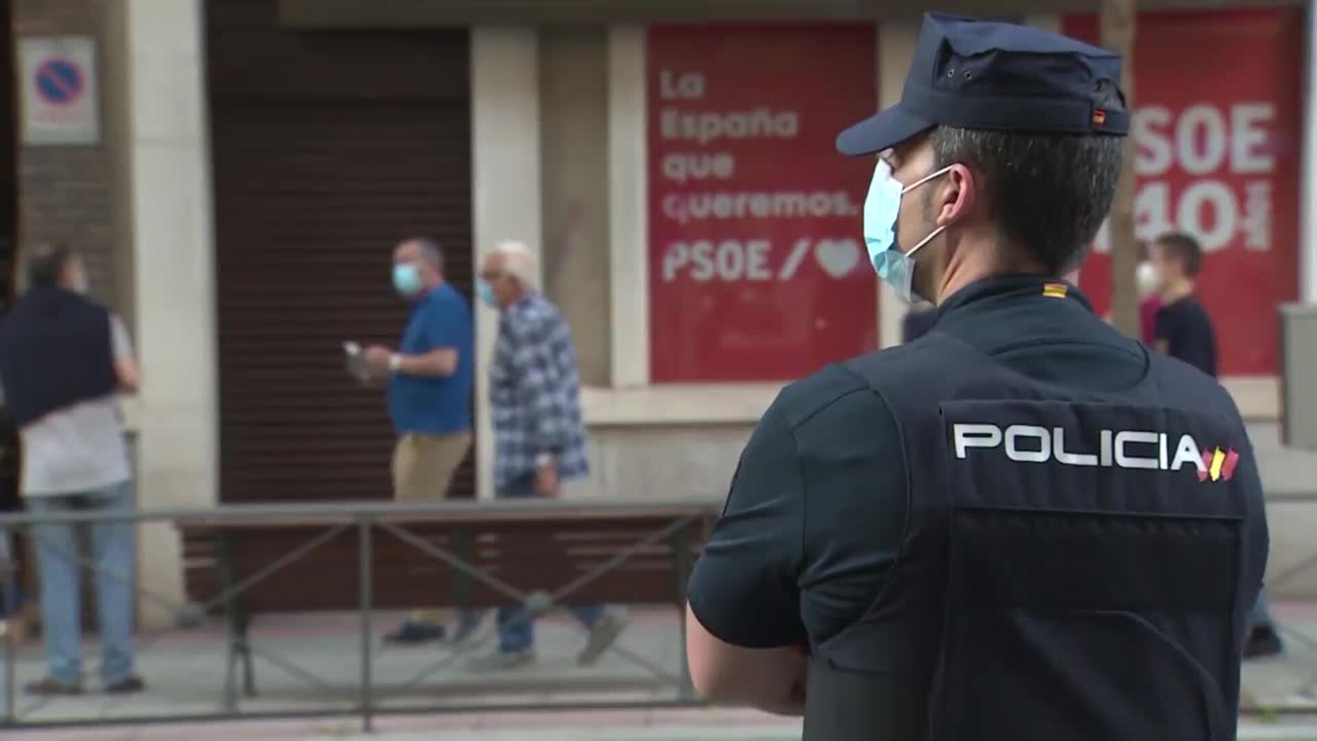 Cacerolada en la sede del PSOE