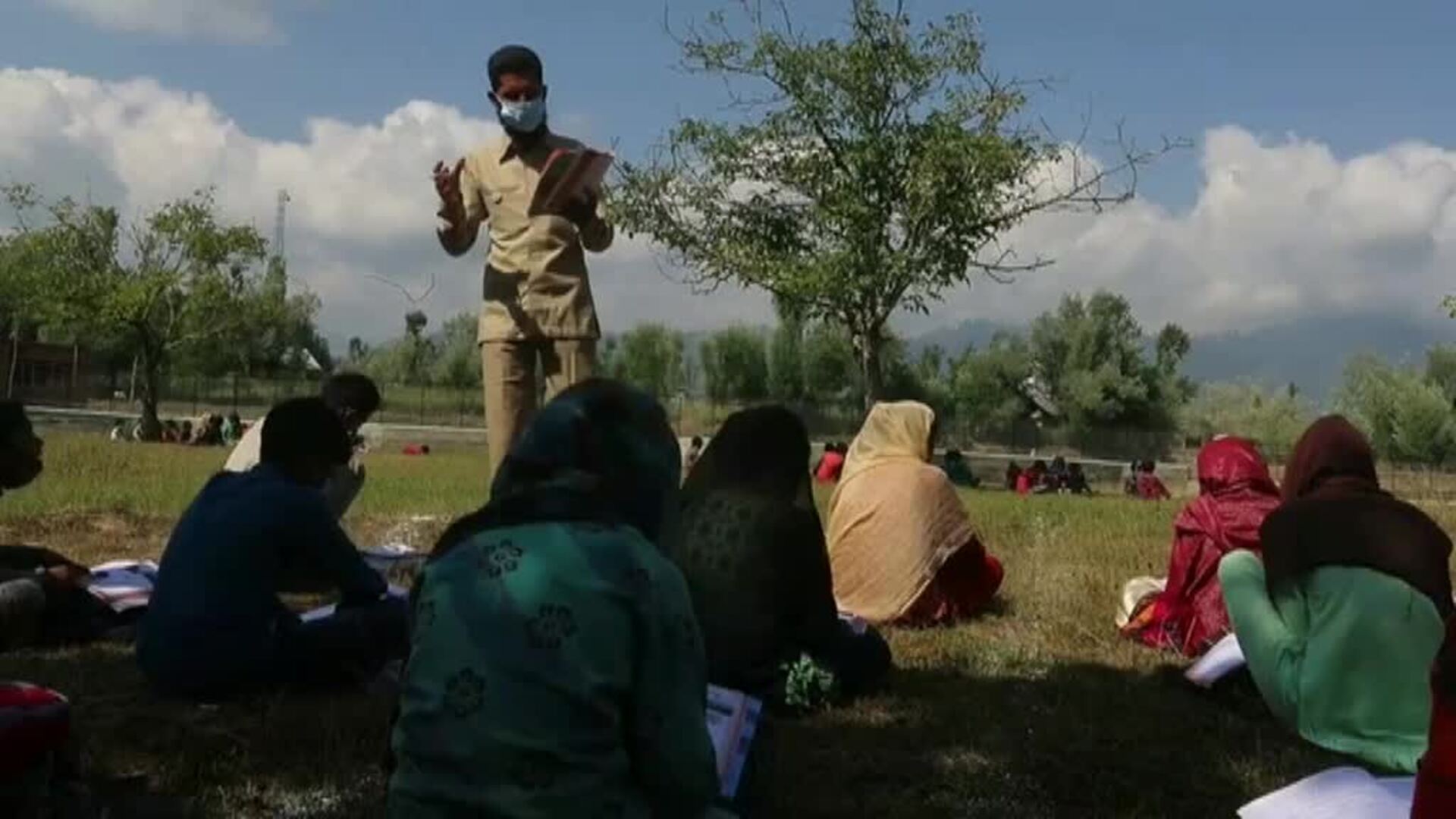 Alumnos asisten a clases al aire libre en una región de la India sin acceso a Internet