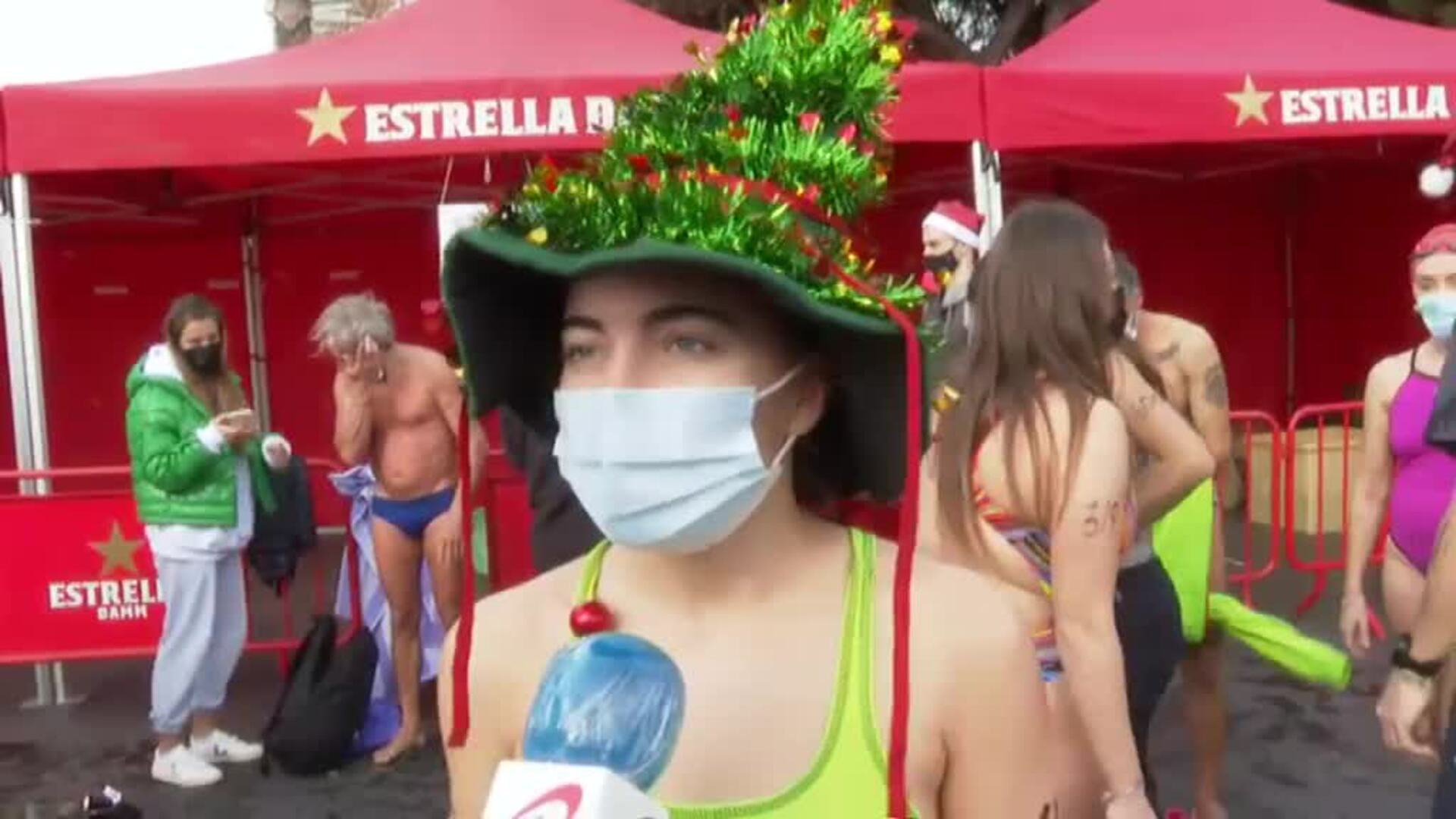 Barcelona vive la Navidad en el agua con una Copa Nadal abarrotada