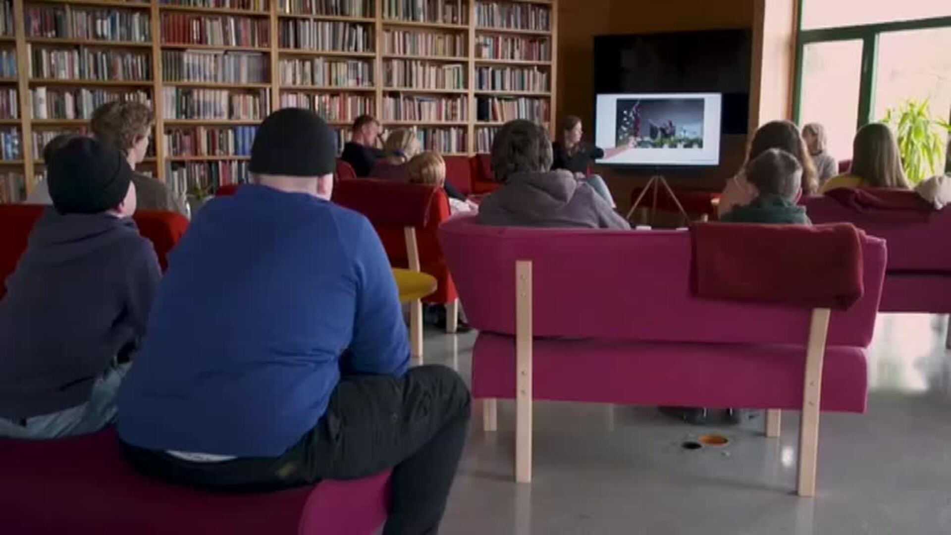 Una superviviente de la matanza de la isla de Utoya, en Noruega, regresa al lugar de la tragedia en el décimo aniversario para contar su historia