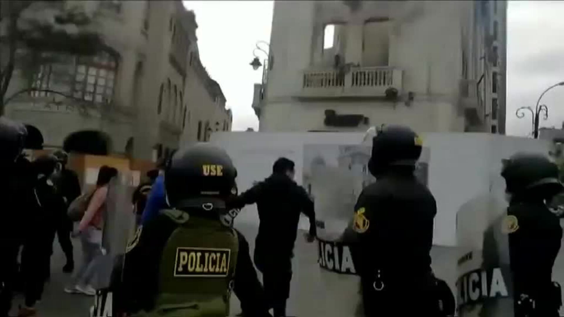 Enfrentamientos en las calles de Lima tras la destitución del presidente Vizcarra