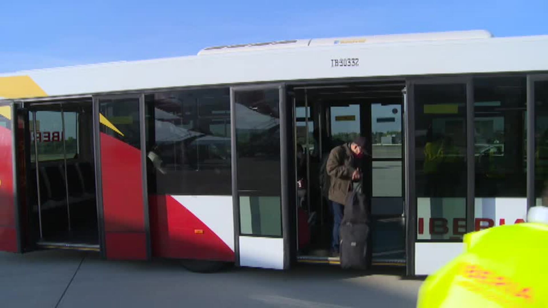 Aterrizan en Madrid 157 españoles procedentes de Filipinas en un avión fletado por el Gobierno español