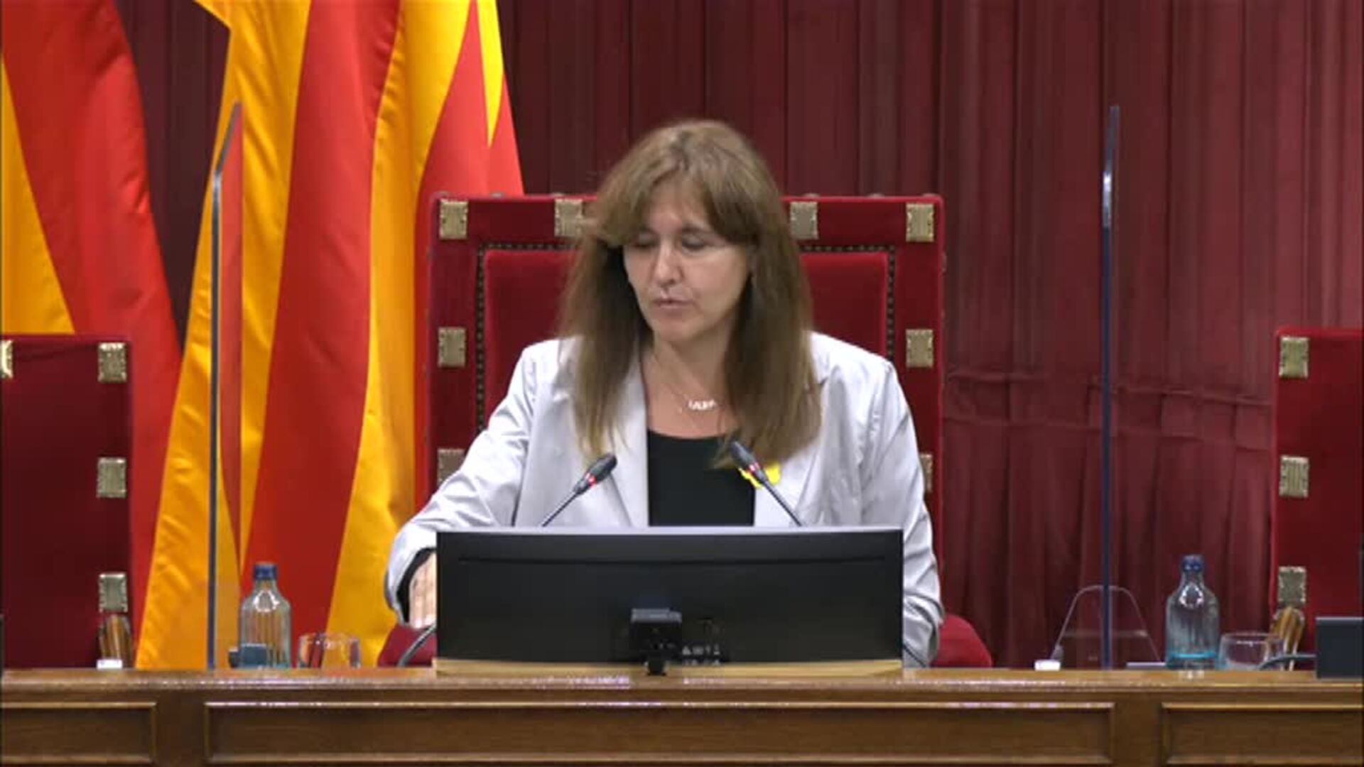 Garriga, diputado de VOX, llega tarde a su turno en el Parlament ¿Problemas con la mascarilla o estaba en el bar?