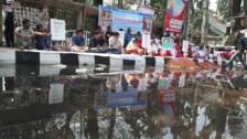 Organizaciones sociales se manifiestan bajo el lema "Garantizar el agua potable" en Bangladesh