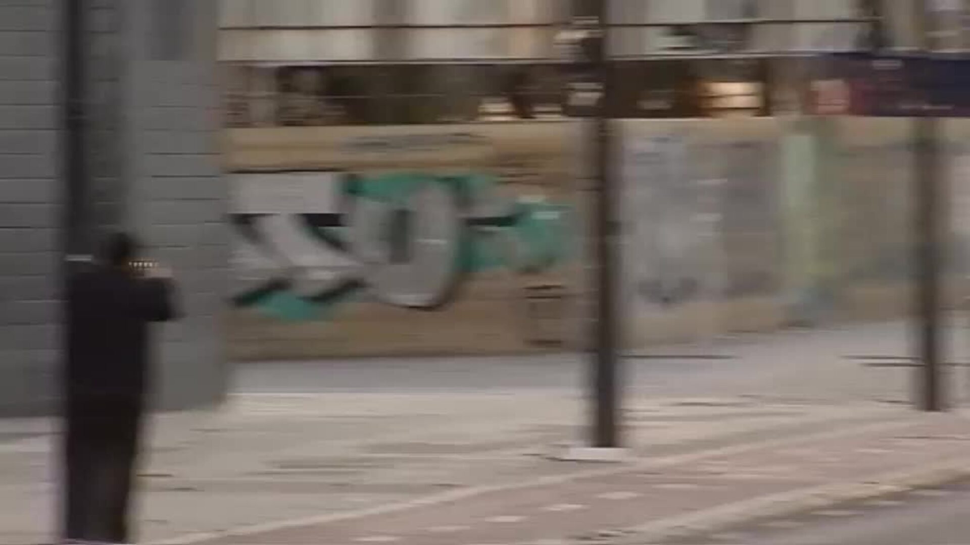 Una caravana de coches protesta en Valencia por la gestión de Peter Lim al frente del equipo che