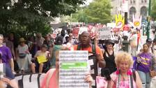 Activistas protestan en el marco del aniversario 60 de los programas federales de salud