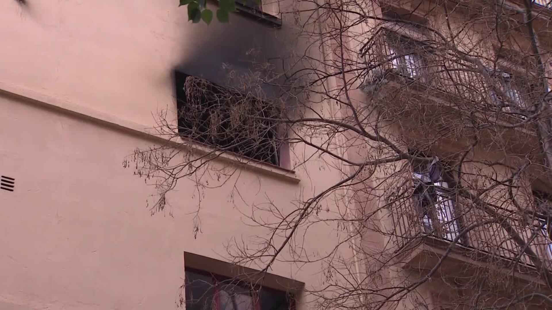 9 heridos, uno crítico, en el incendio del Hotel Coronado de la Rambla de Barcelona