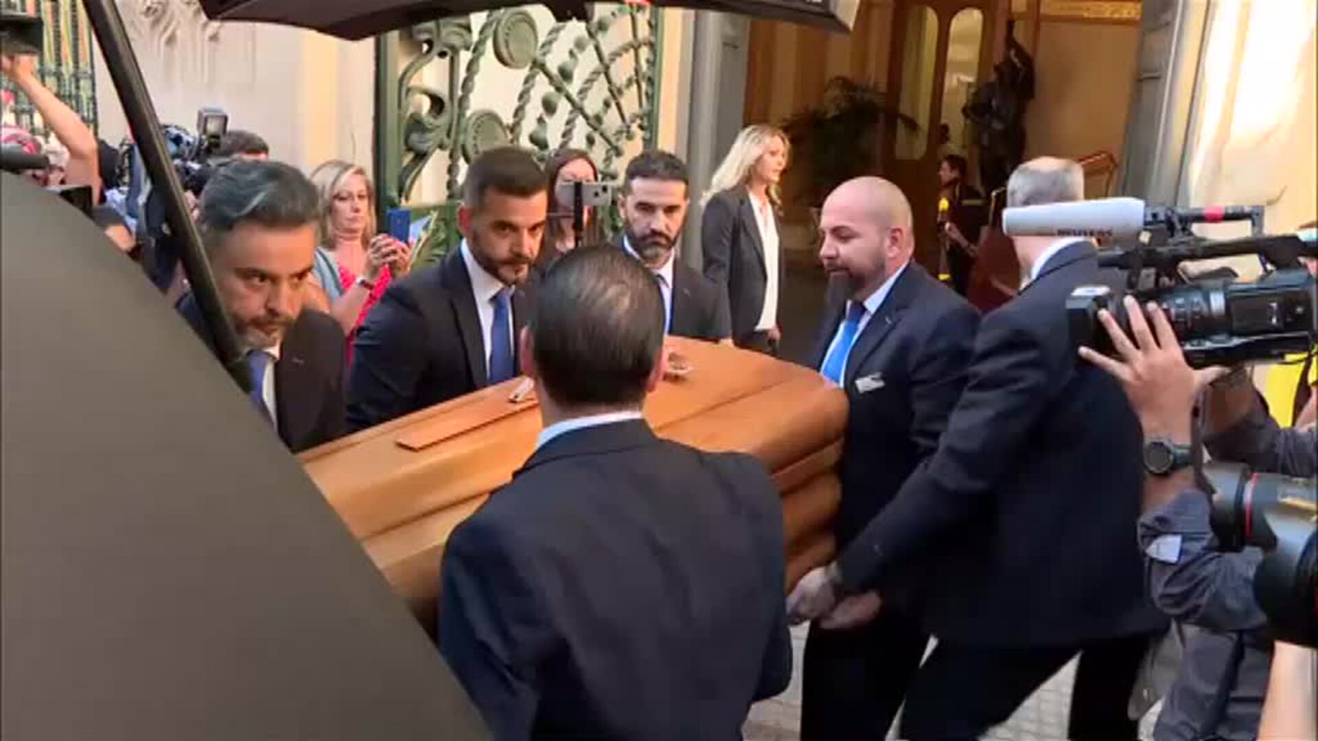 El féretro de Camilo Sesto ya se encuentra en la sede de la SGAE