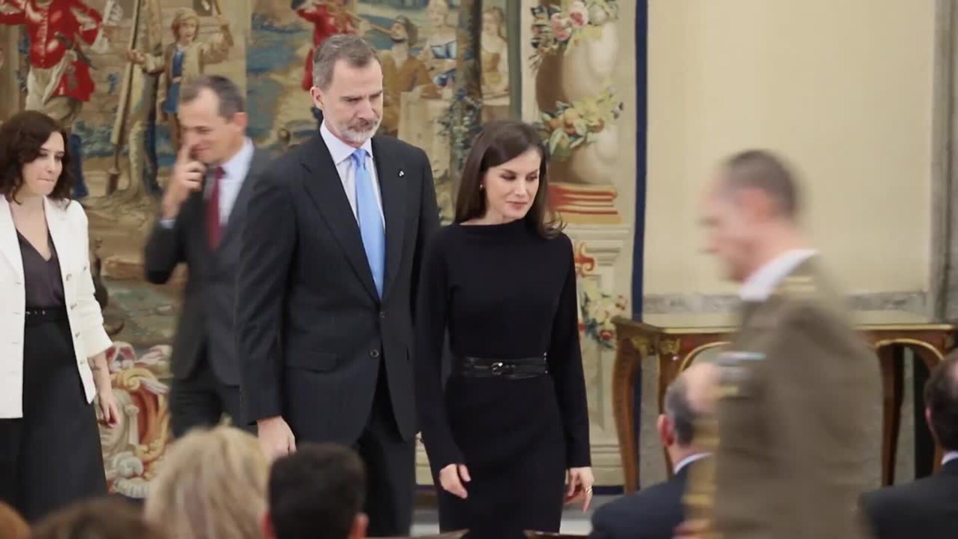La Reina Letizia estrena su look de punto más sensual