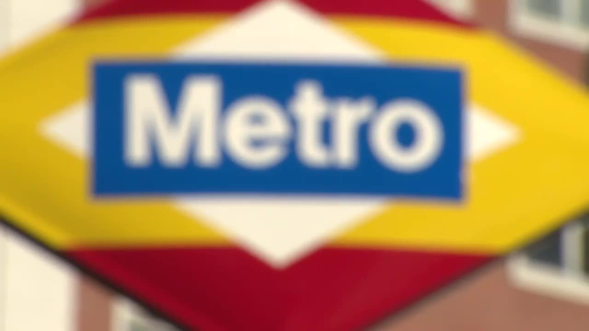 Los rombos de la estación de Plaza de España lucen los colores de la bandera nacional