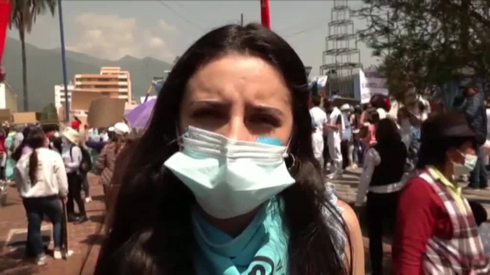 Manifestantes contra el aborto y grupos a favor de la legalización protestan frente a la Asamblea Nacional de Ecuador