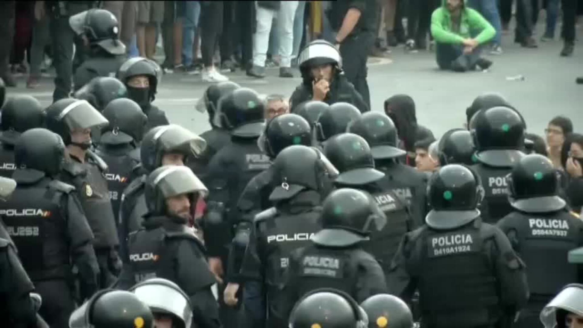 Batalla campal en el Prat entre independentistas y Policía