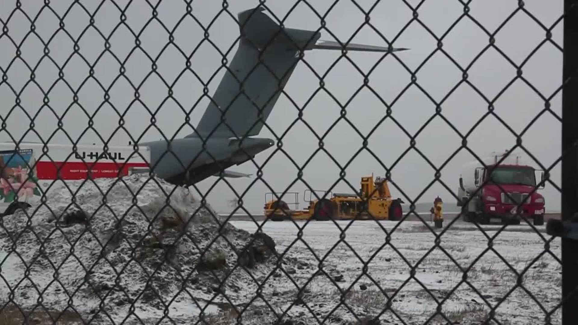 Llega a Terranova el avión A-400 fletado por el Gobierno