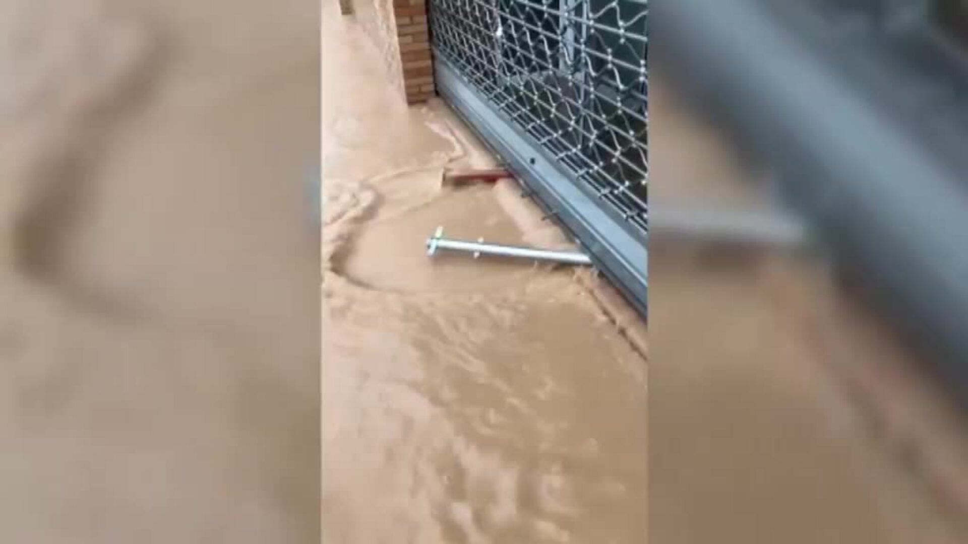 Los desalojados en Ontinyent recogen los pocos enseres que les quedan