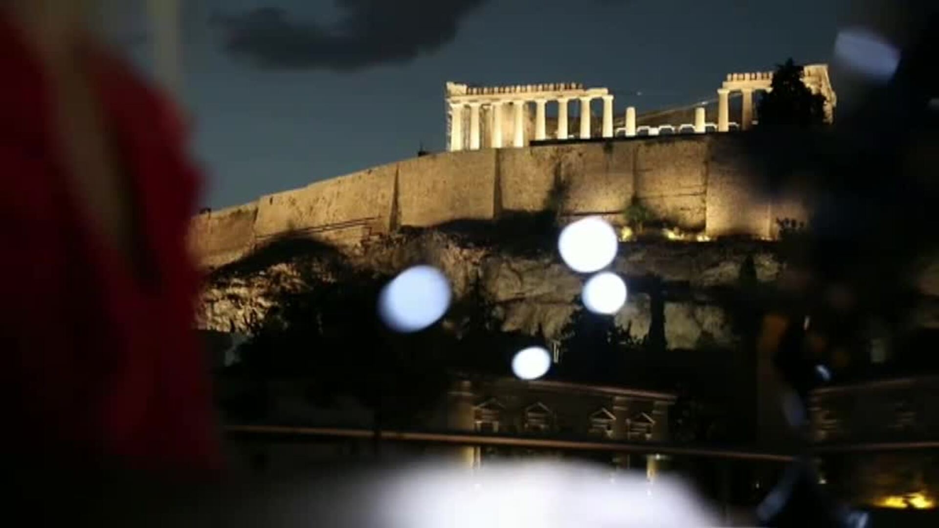 La &quot;luna esturión&quot; de agosto baila sobre la Acrópolis de Atenas en una noche mágica