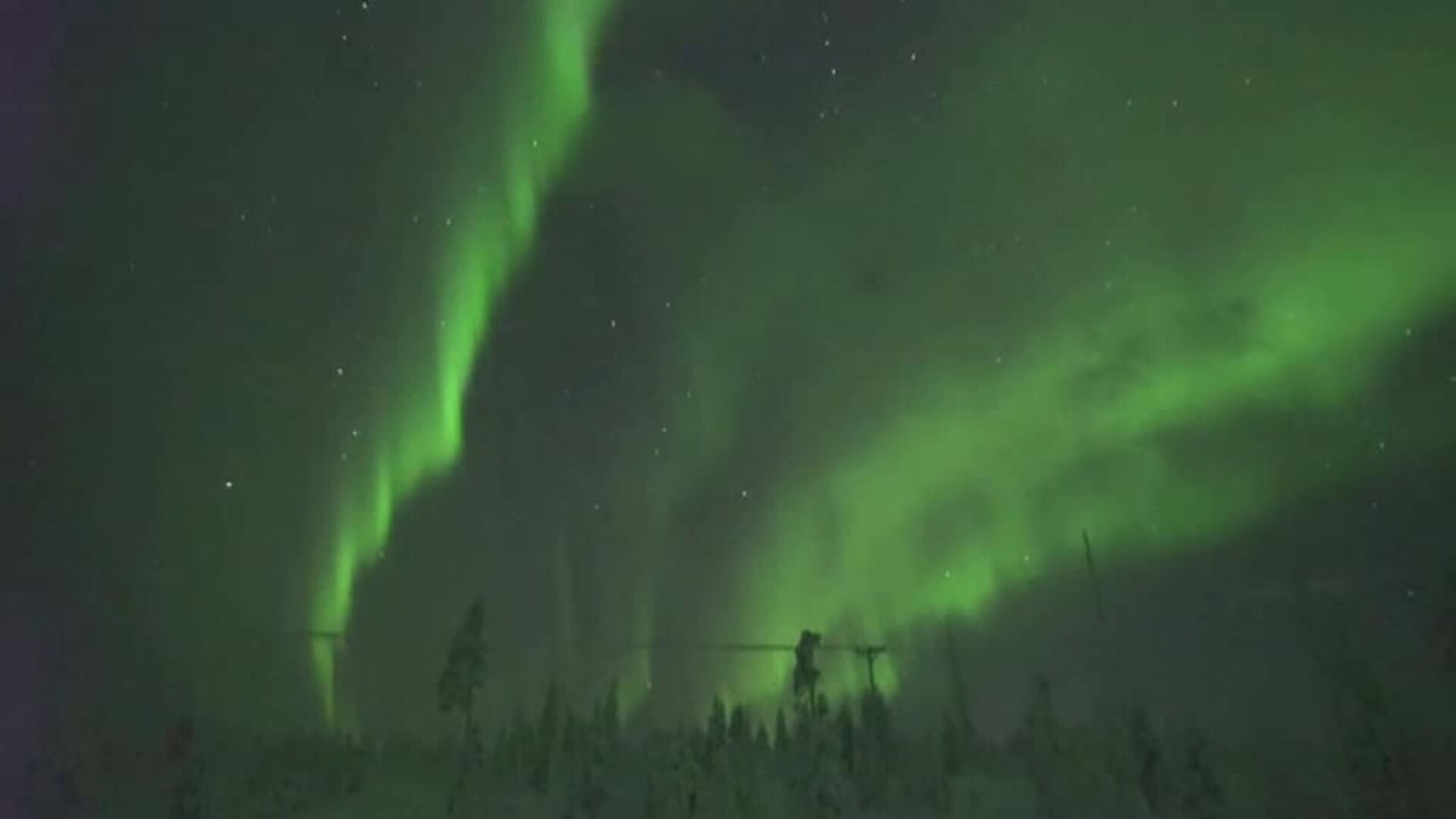 Auroras boreales bailando en los cielos de Finlandia